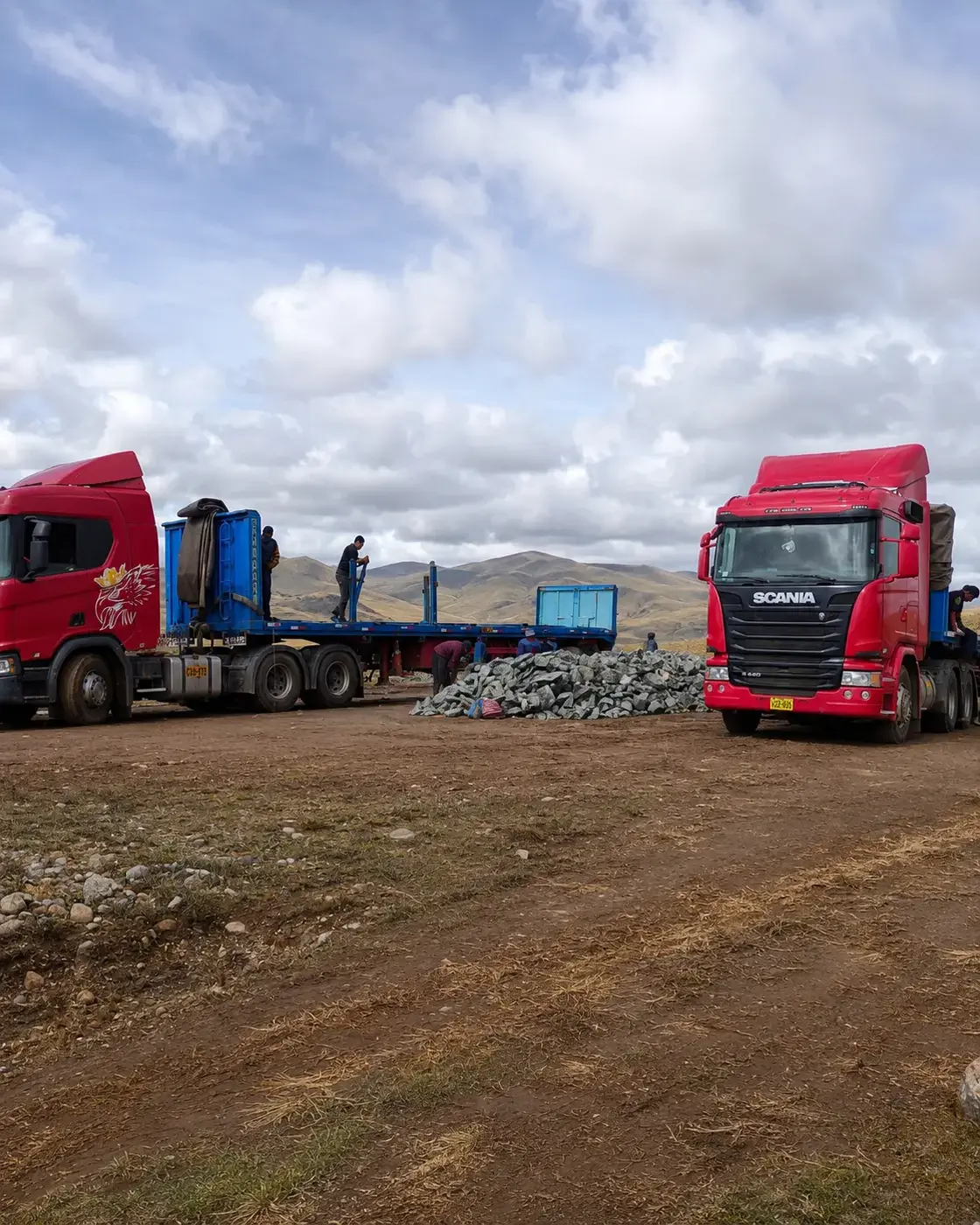 Camiones y mineral en una operación de compra y acopio